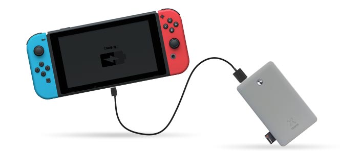 Nintendo Switch z podłączonym power bankiem