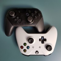 Nintendo Switch Pro Controller vs Xbox One Controller 2