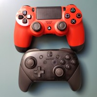 Nintendo Switch Pro Controller vs PlayStation 4 DualShock 4 Controller 2